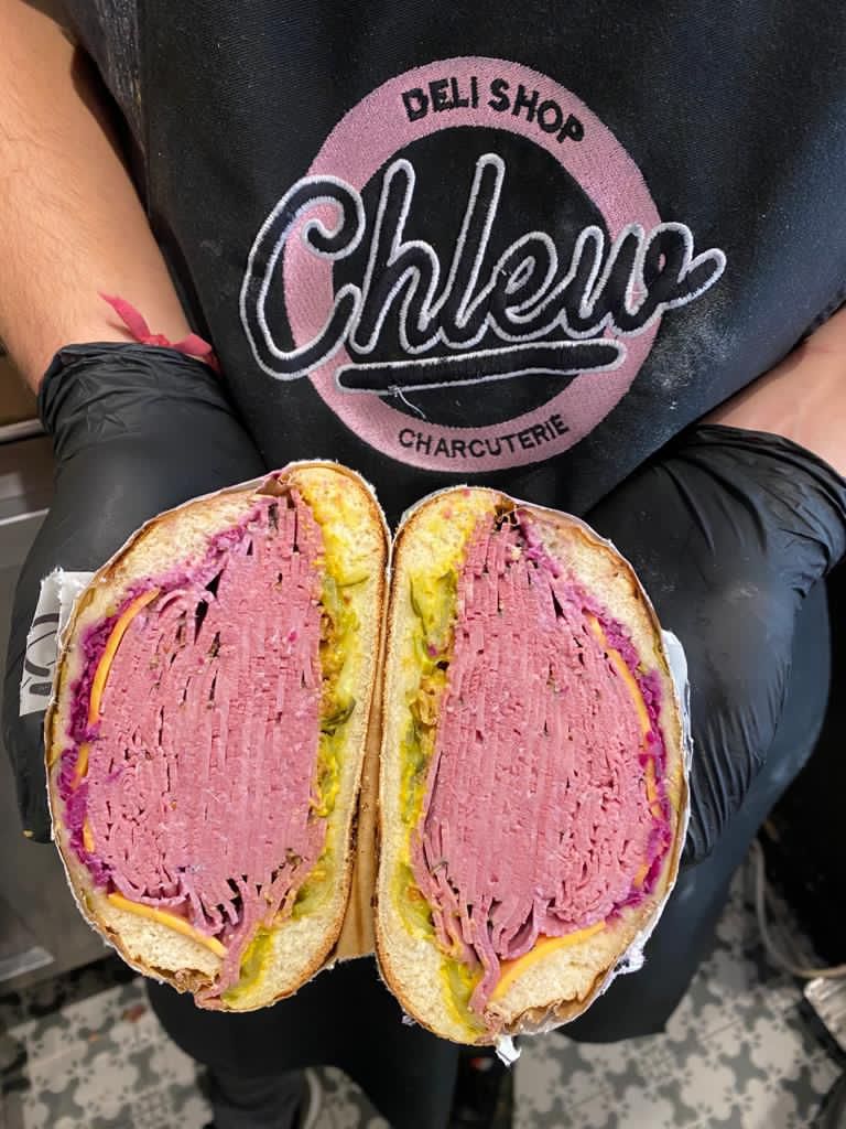 Pastrami sandwich with Chlew apron